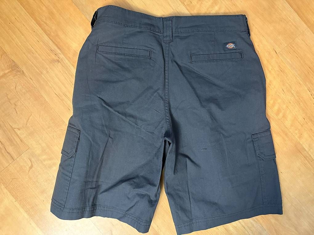 Dickies Pantaloni: Neu: Dunkelgraue Dickies-Shorts Gr. S – Nuovo (secondo la descrizione) da Willisau venduto da ani_gtk8 1