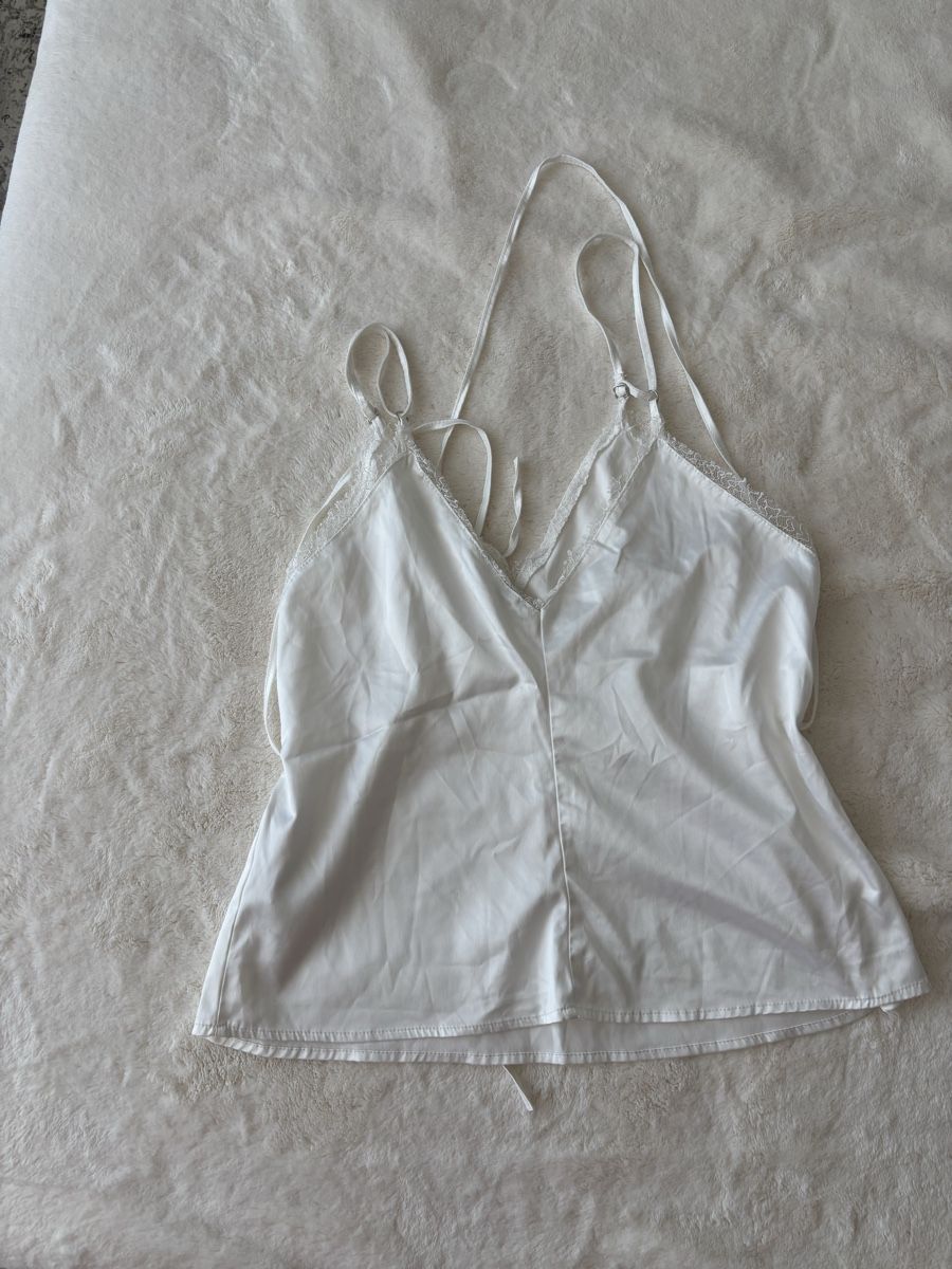 Zara Top: NEW - ZARA White Satin Top NP: 49.- – Nuovo (secondo la descrizione) da Horgen venduto da lme_8kj7 7