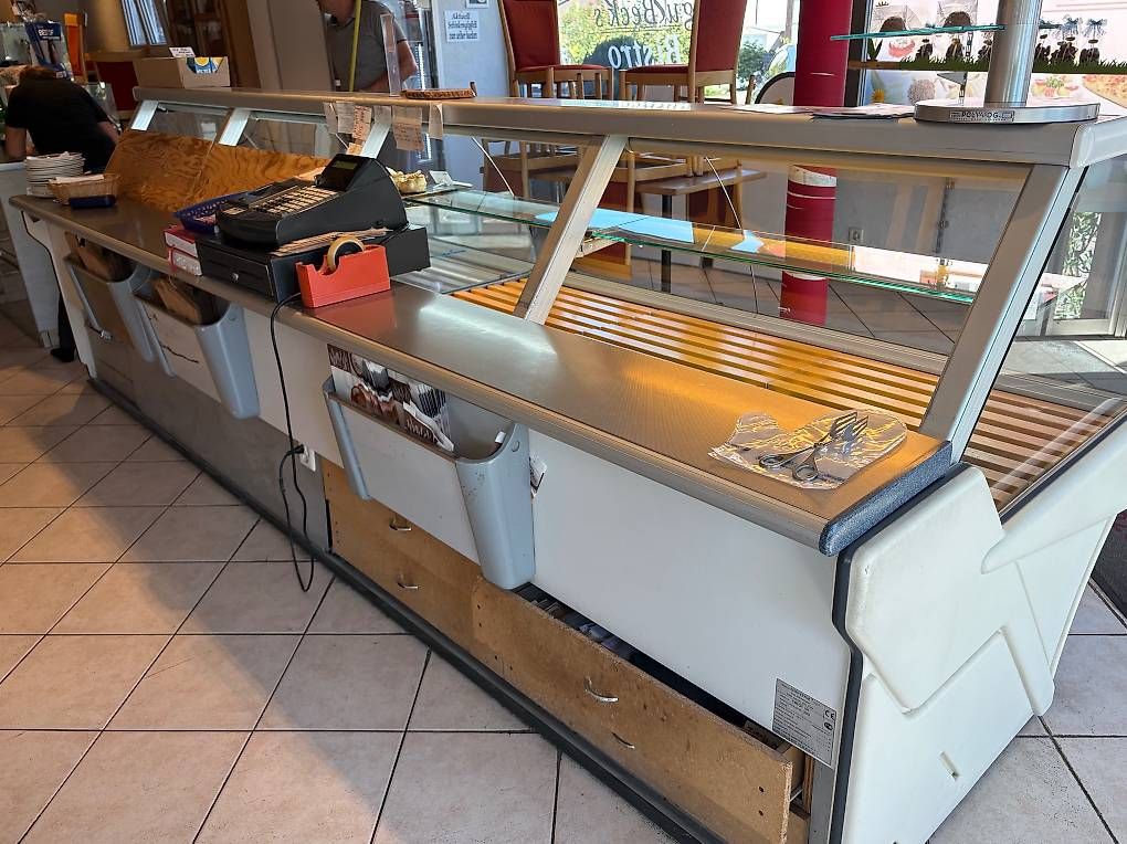 Ladenausstattungen & Messebau: Warenpräsentation Vitrine / Theke – Gebraucht aus Bätterkinden von Gugel1 1