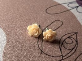 Süsse Ohrstecker mit Rosenmuster