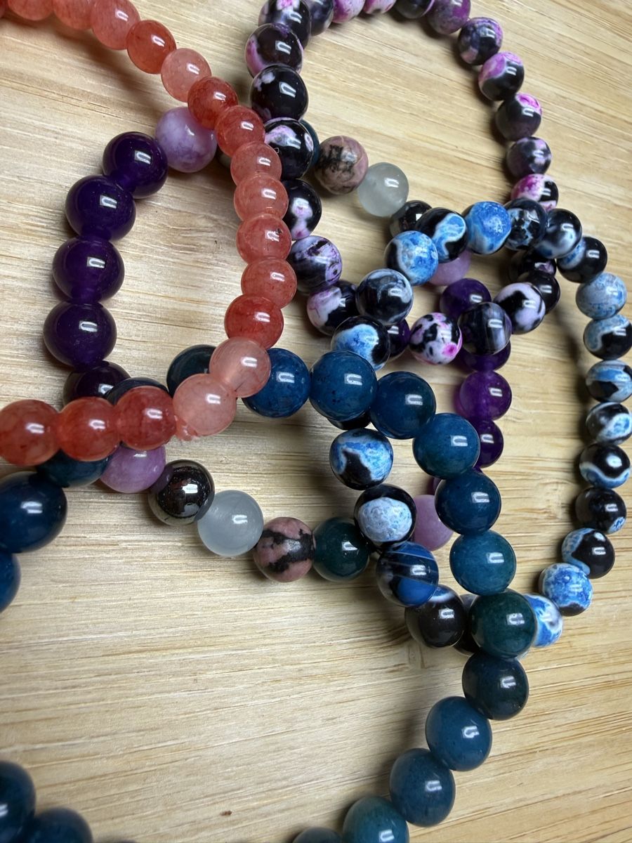 Bracciali & Braccialetti: Set von 5 elastischen Edelstein Armbändern NEU – Nuovo e nell'imballaggio originale da Wald ZH venduto da Carloiten 1