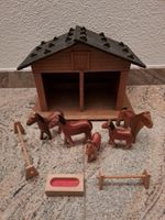Holzspielzeug Pferdestall und Zubehör, 9-tlg.