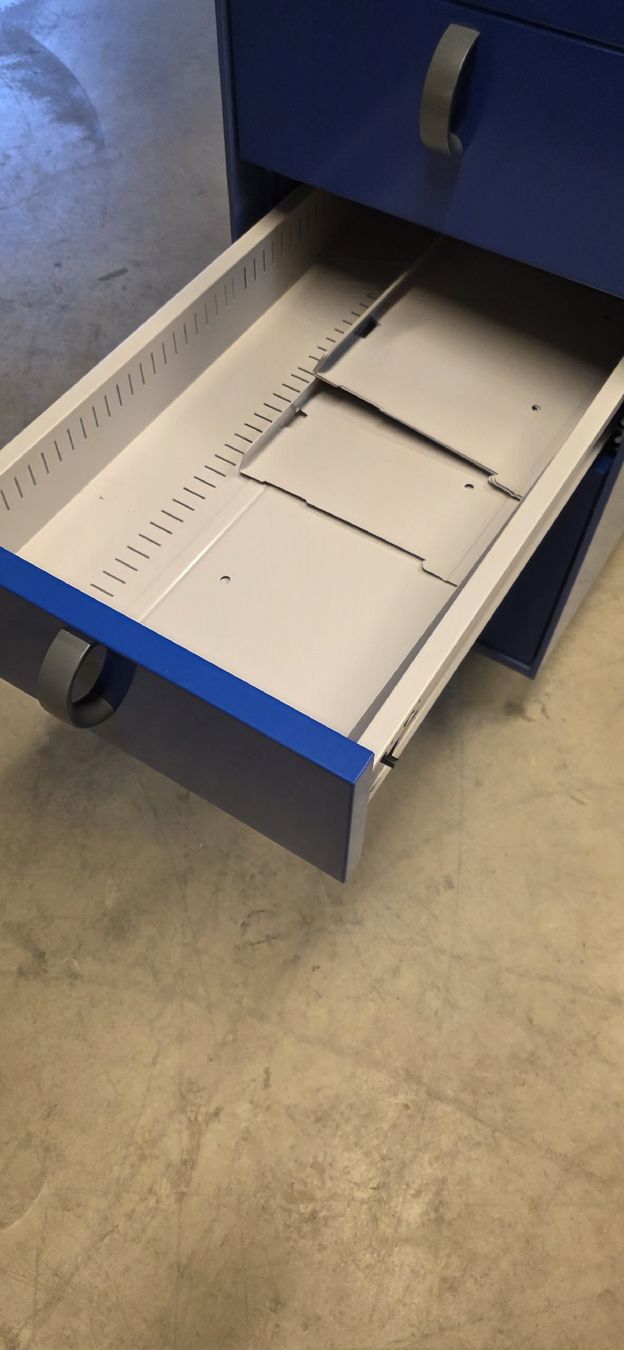 Lista Banconi: Blauer Rollcontainer mit 4 Schubladen Schlüssel fehlt – Usato da Wittenbach venduto da gruezi-schwiz 4