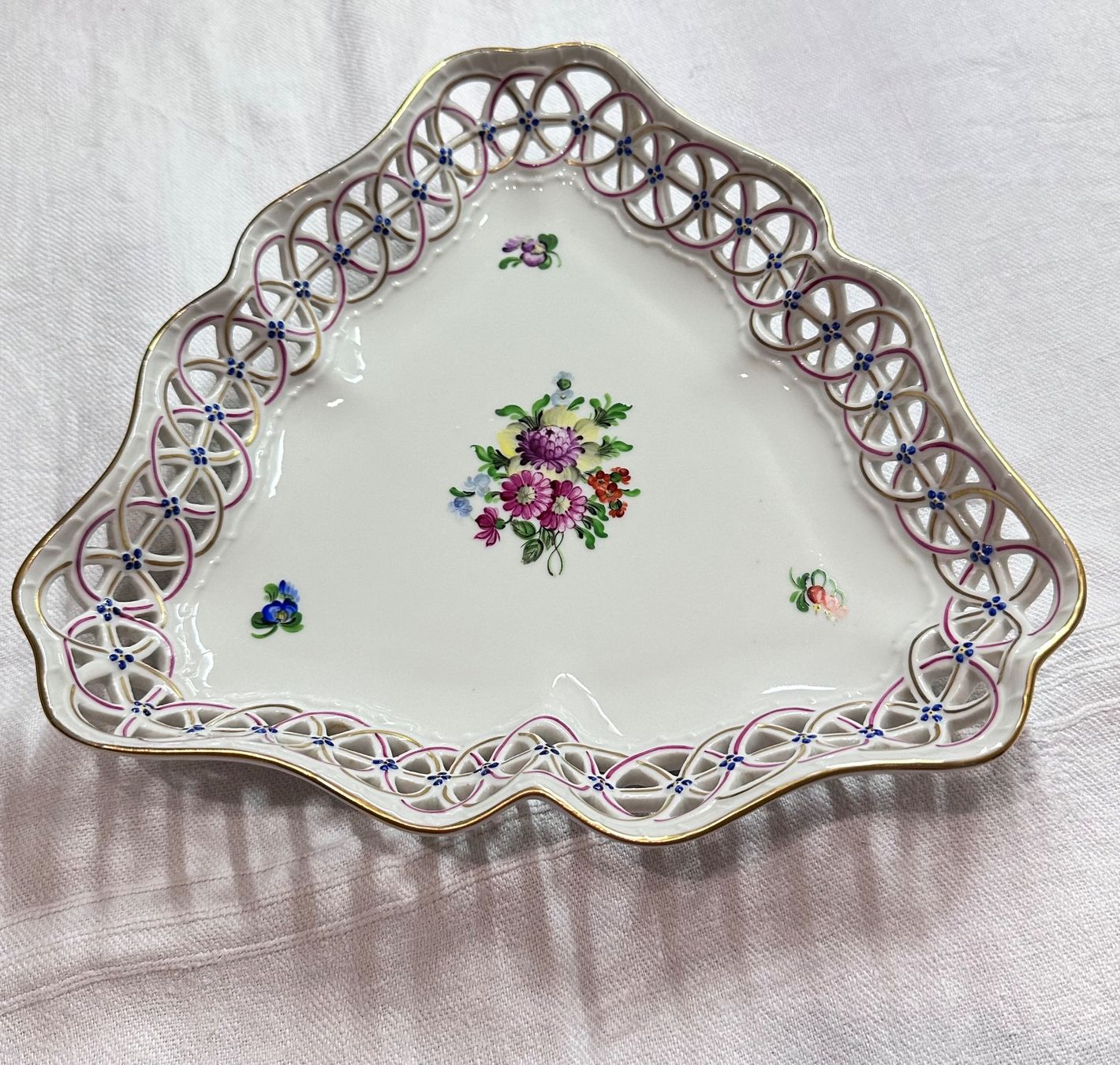 Herend Schalen: Herend "Bouquet de Saxe" dreieckiger durchbroch Korb/Schale – Gebraucht aus Oberrüti von Sabbi