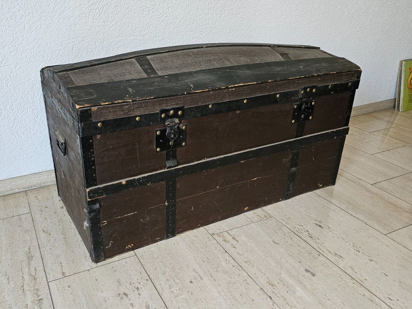 Truhen: Antike Holztruhe – Gebraucht aus Sugiez von Elyriah