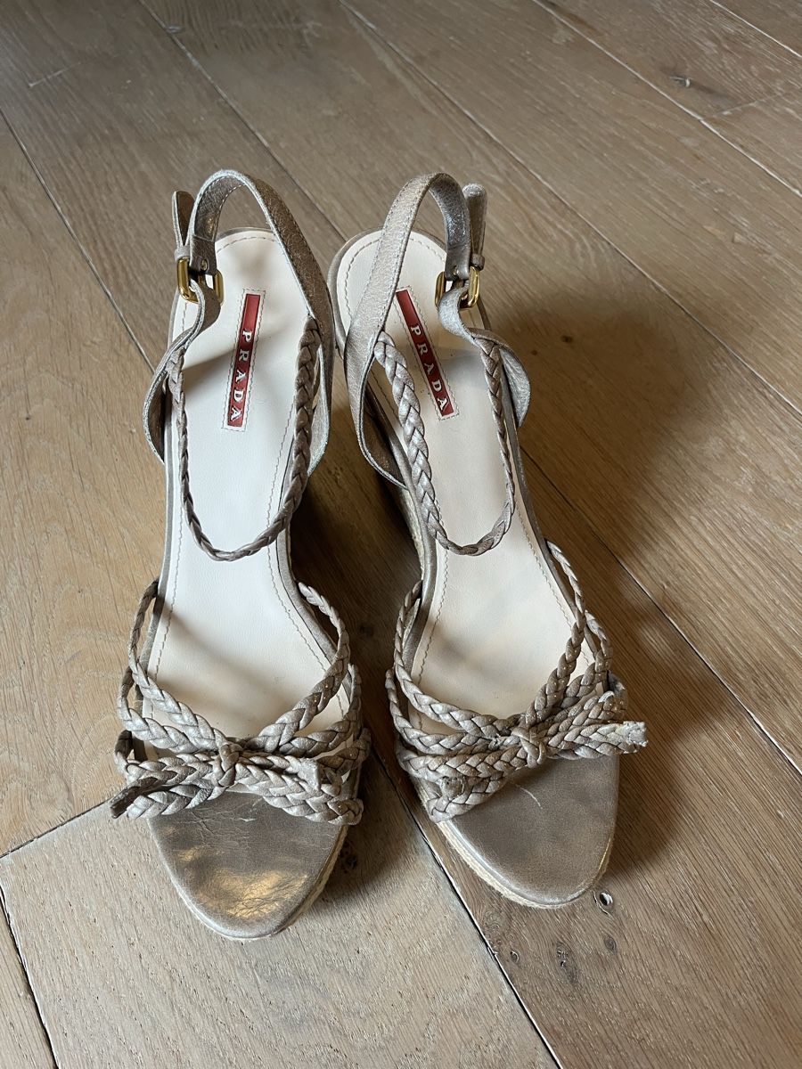Prada Scarpe da donna: Prada Keilabsatz Sandalen Taupe Gr. 40 – Usato da Zürich venduto da ghome 1