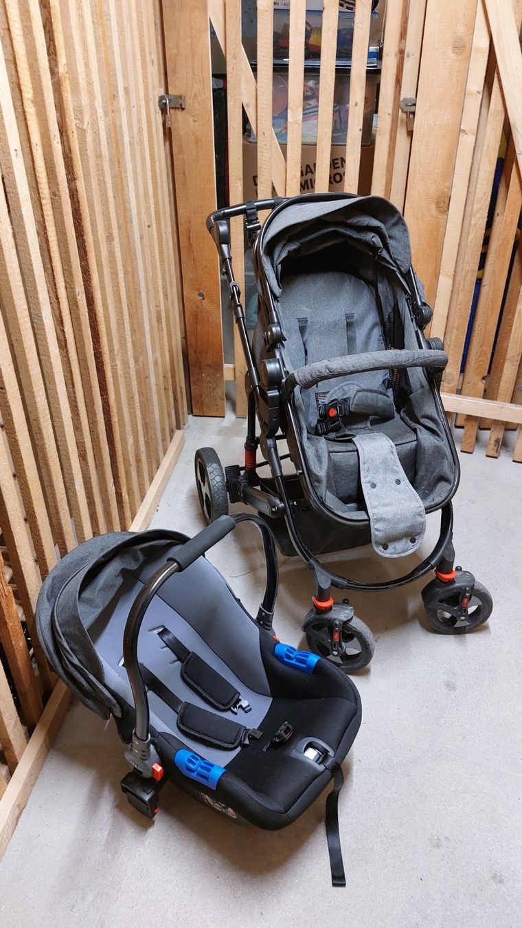 Kinderwagen: Kinderwagen mit Babyschale fürs Auto – Gebraucht aus St. Gallen von samfuel