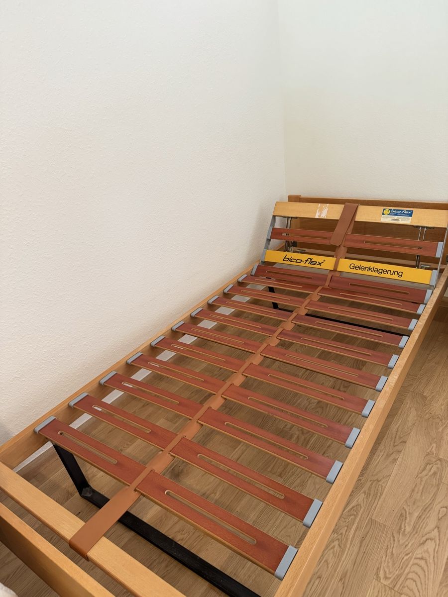 Betten: Bettgestell mit Lattenrost – Gebraucht aus Basel von TRWF 1