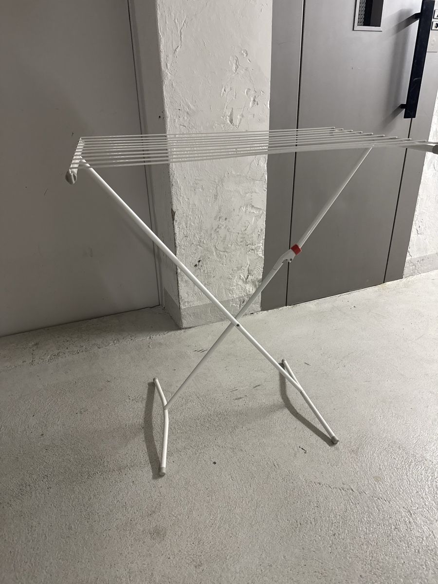 Séchoirs à linge: Wäscheständer weiss zusammenklappbar – D'occasion à Zürich par rja_t7bx