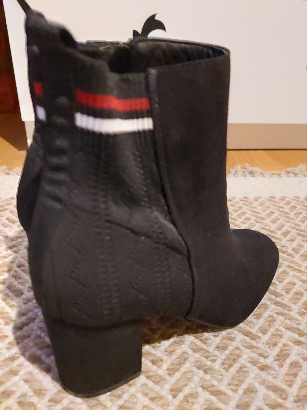 Scarpe da donna: Schwarze Winterstiefeletten, Gr. 39 – Usato da Giswil venduto da TinaLockheart 2