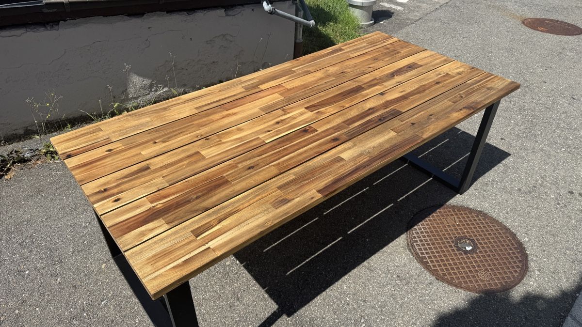 Tables: Massiver Holzgartentisch – D'occasion à Mönchaltorf par DRUG-TITO