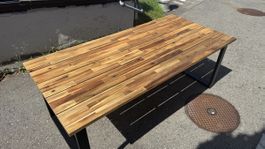 Massiver Holzgartentisch