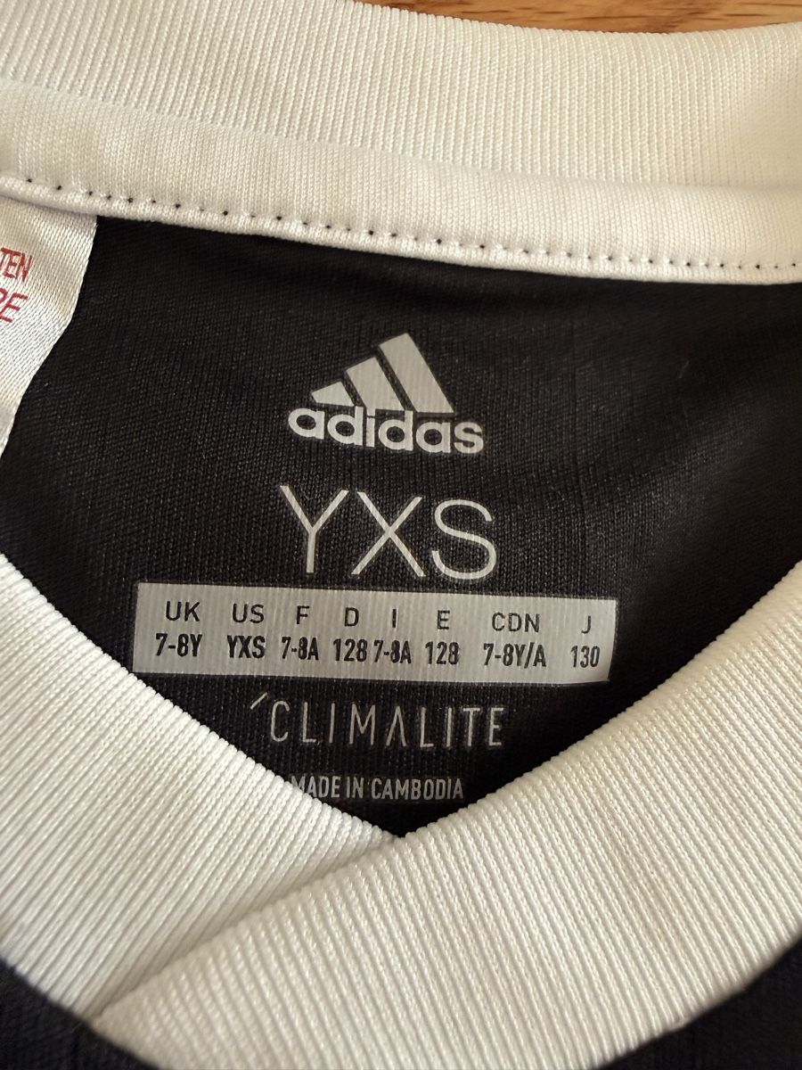 Adidas Lotti & Set di vestiti: Adidas Trainingsset Gr. 128 – Usato da Rotkreuz venduto da ZG6343 4