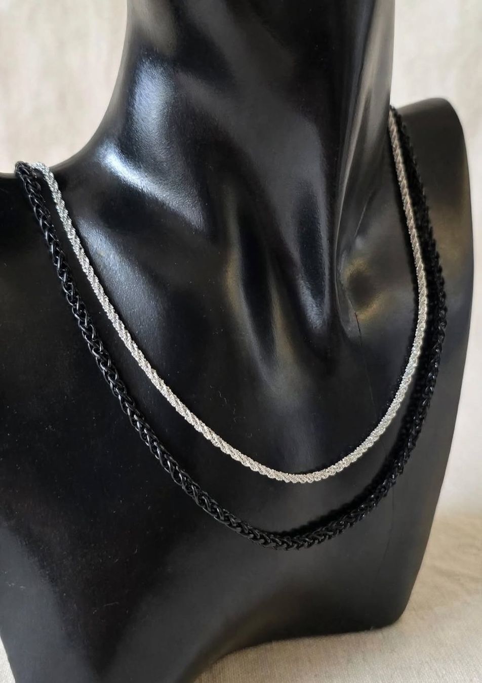 Catenine: Set di due collane in colore nero e argento stile moderno – Nuovo (secondo la descrizione) da Giubiasco venduto da Stefaniav 2