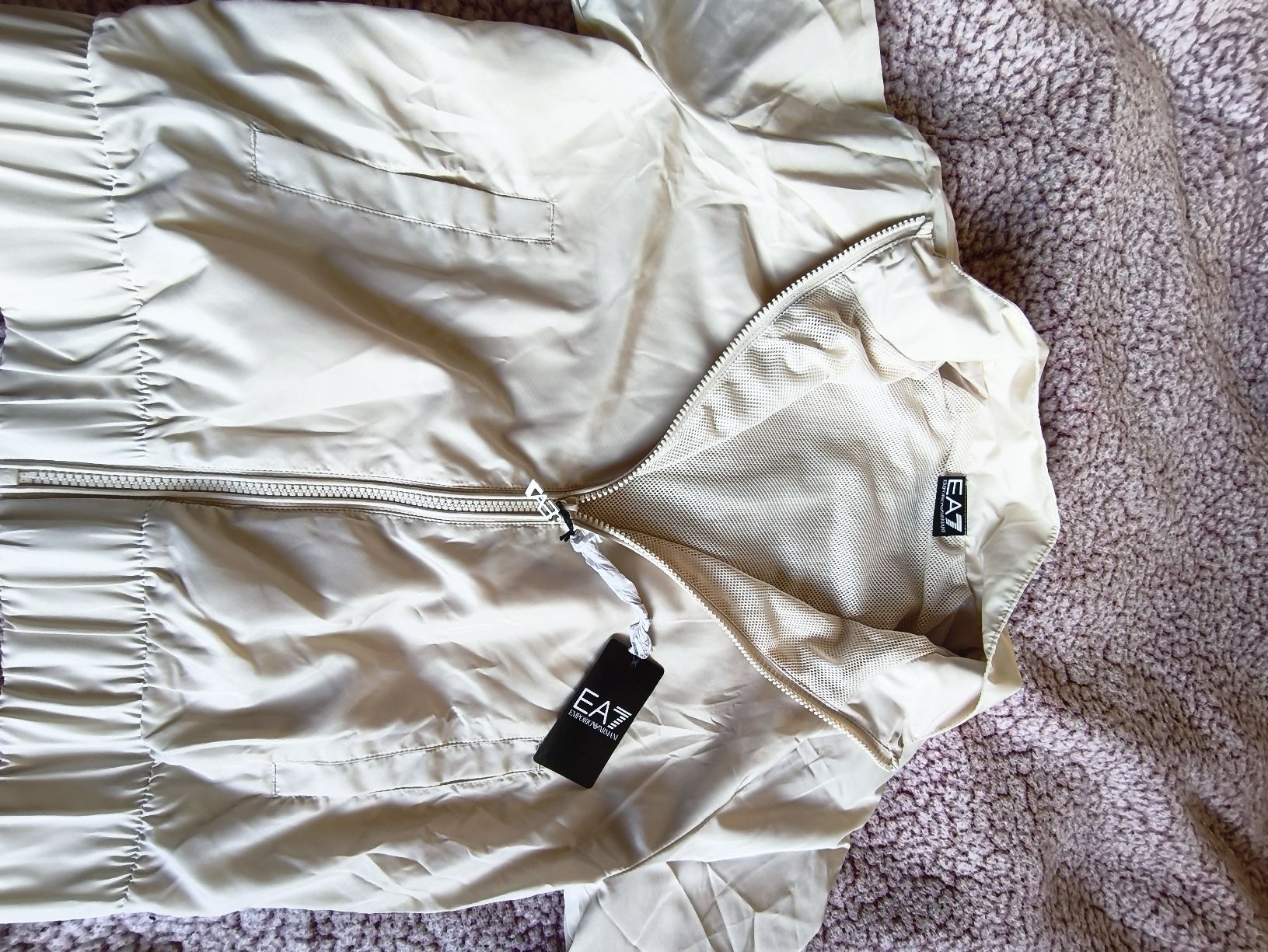 Lotti di vestiti: EA7 Tracksuit Jacket and Pants Beige New – Nuovo e nell'imballaggio originale da Merenschwand venduto da kri_rj6t 6