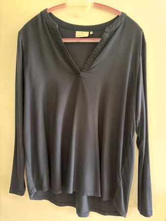 Dunkelblaues Langarmshirt