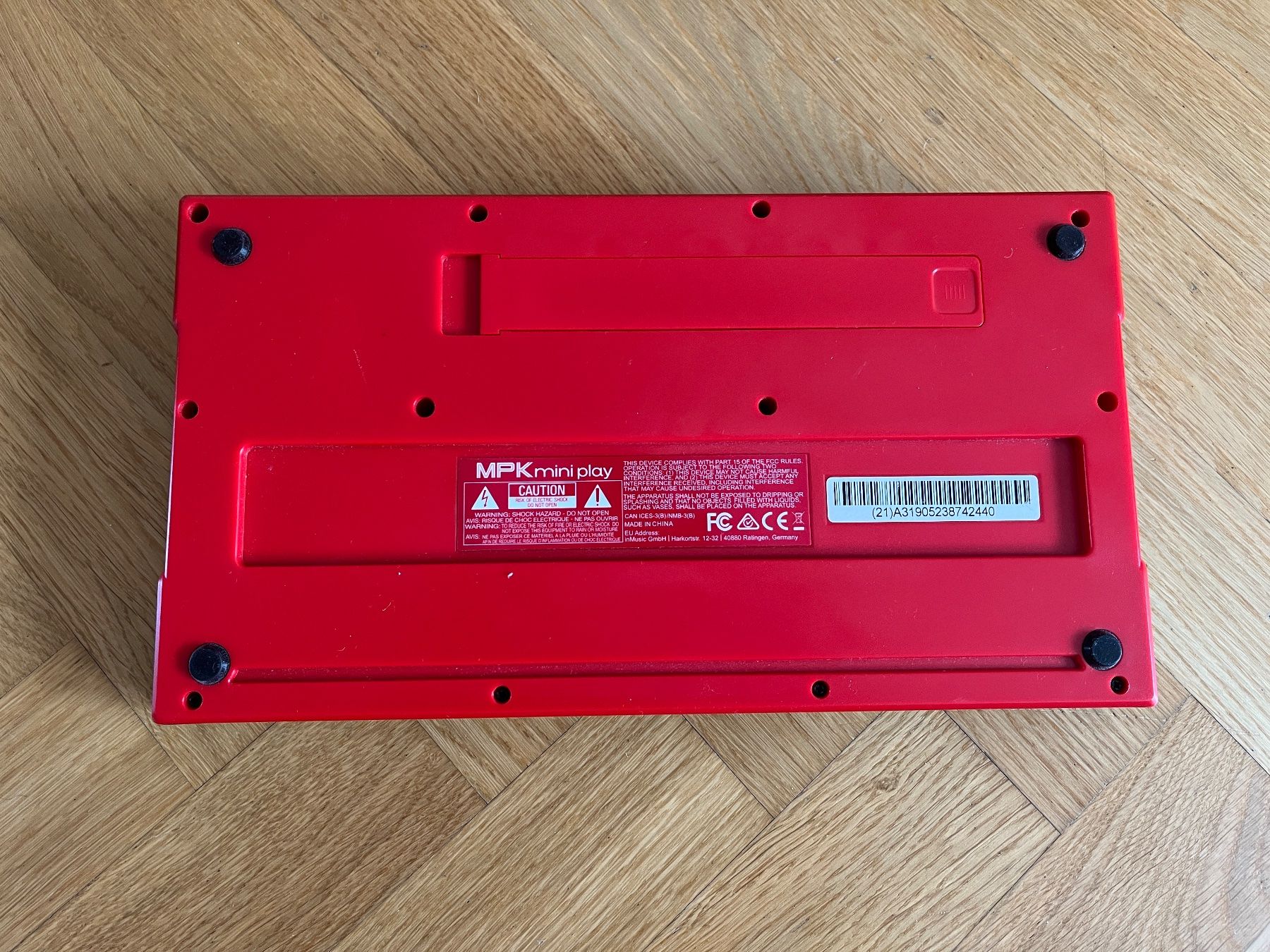 Akai Console di mixaggio: AKAI MPK Mini Play – MIDI Keyboard / USB Controller – Usato da Zürich venduto da bretxo 4