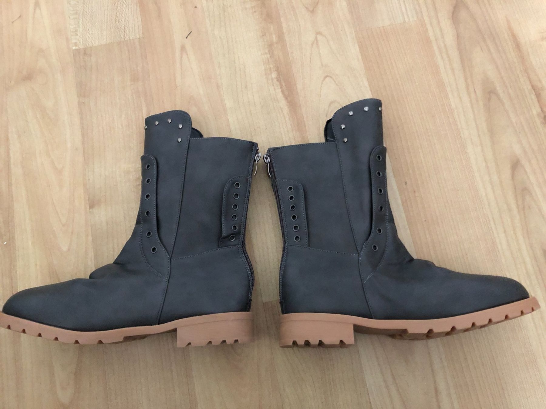 Scarpe da donna: Coole Stiefel Gr. 39 mit Nieten – Nuovo e nell'imballaggio originale da Arlesheim venduto da OmnIa55 1