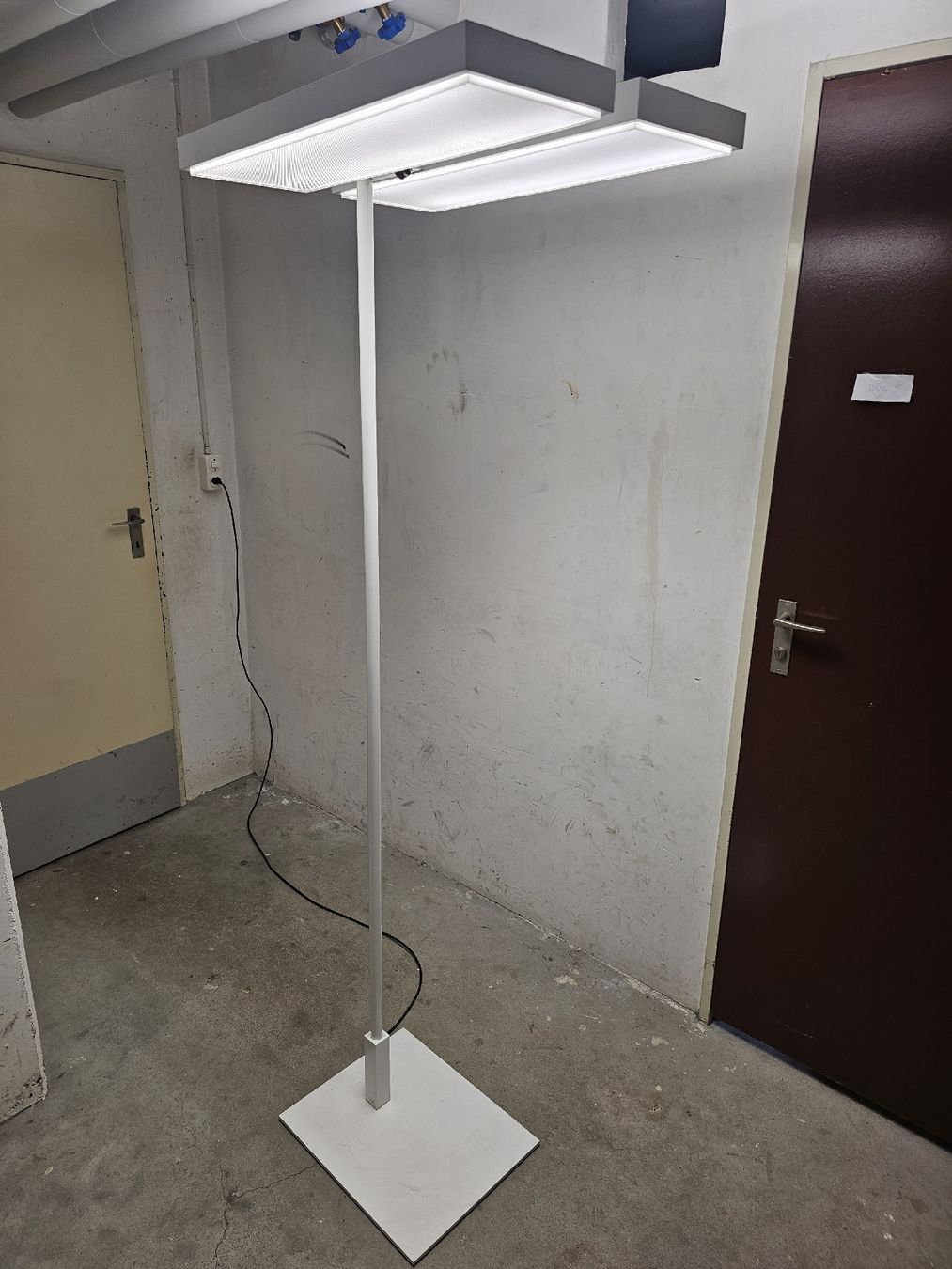Regent Lampade: Stehleuchte Level Office LED 4000K – Usato da Münchenstein venduto da LightingPRO