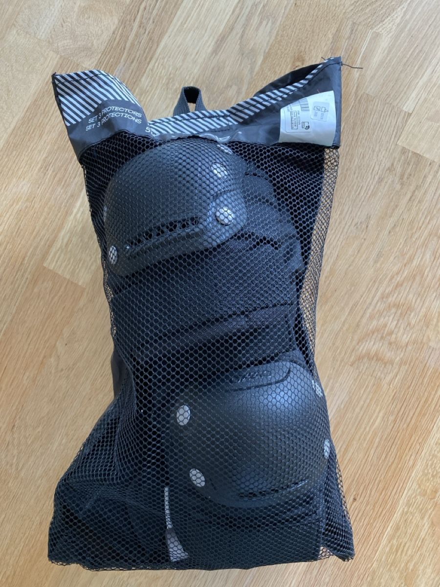 Decathlon Protezioni & Imbottiture: Schutzkid Set Grösse S mit Tasche neuwertig – Nuovo (secondo la descrizione) da Weesen venduto da vvo_fj7m