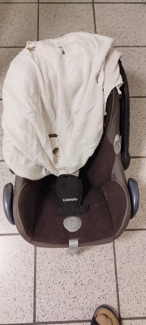 Maxi-Cosi Auto-Kindersitze: Maxi-Cosi Autositz mit Easyfix Station – Gebraucht aus Wilen b. Wollerau von unp_r7qz 3