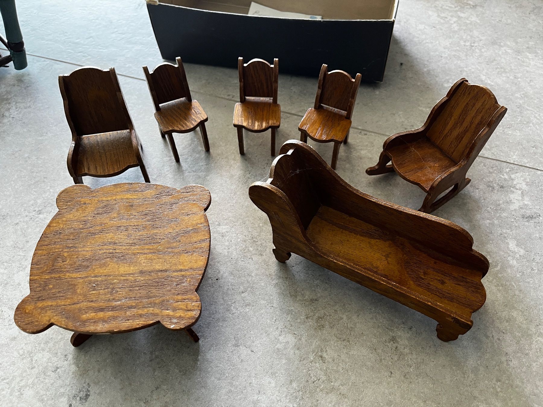 Spielzeuge: Rustikale Puppenmöbel aus Holz / Set 7-teilig – Gebraucht aus Bäch SZ von Mastergevin