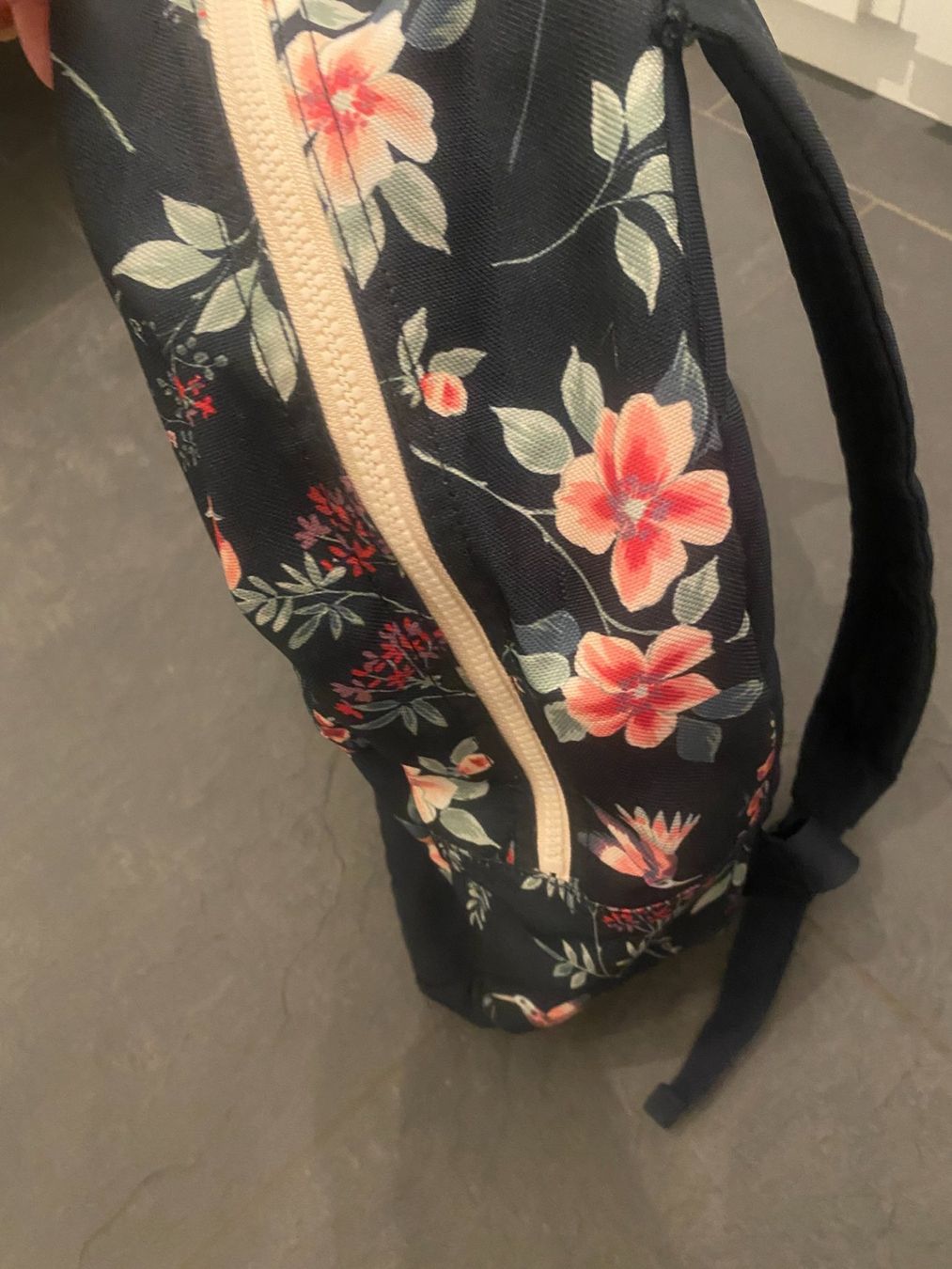 Zaini: Abercrombie Rucksack mit Blumen dunkelblau – Usato da Bonstetten venduto da VCLS 1