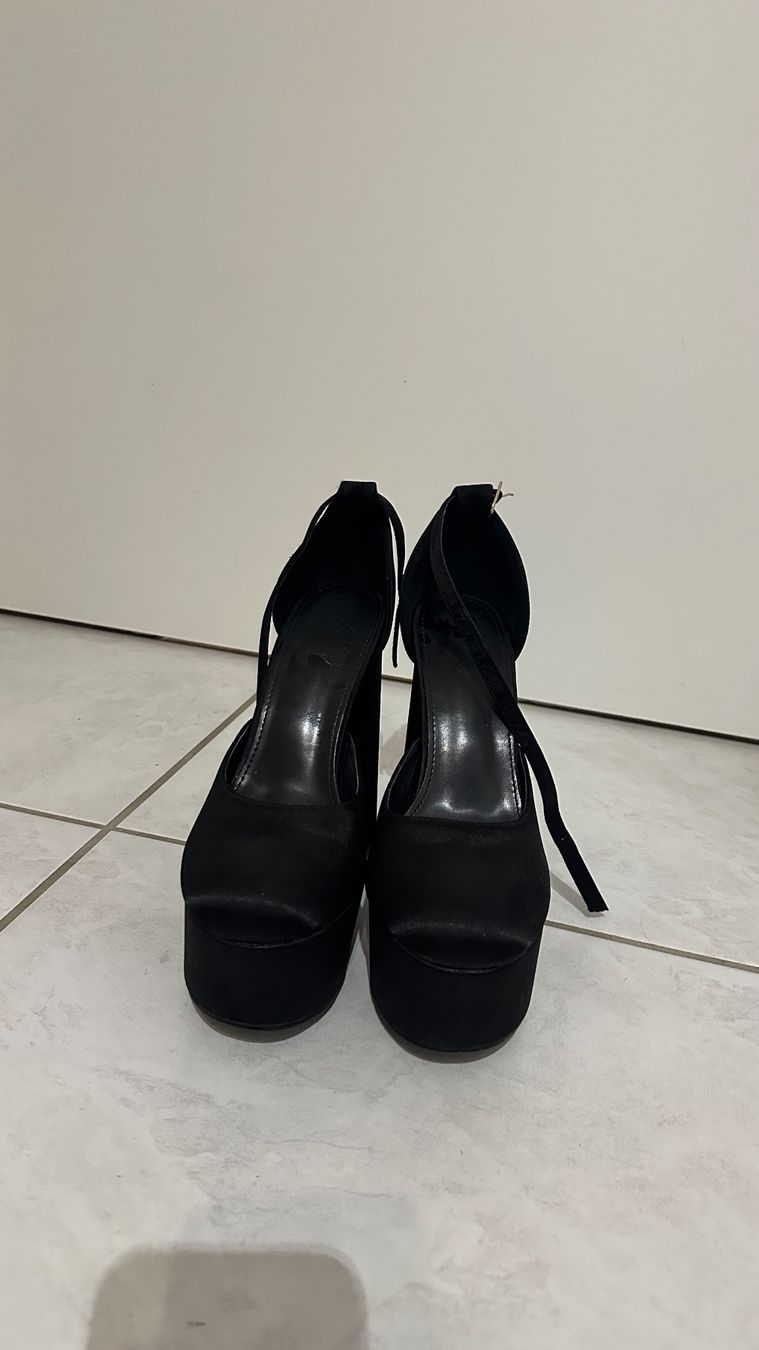 Damenschuhe: Schwarze High Heels – Gebraucht aus Chur von sivik 2