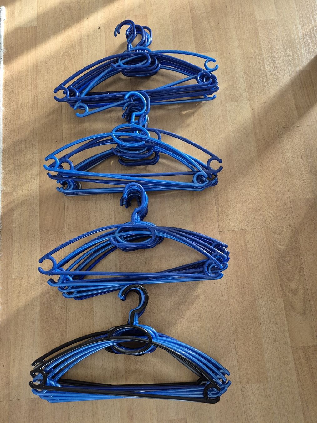 Appendiabiti: 40 Plastikkleiderbügel – Usato da Gerlafingen venduto da nila44