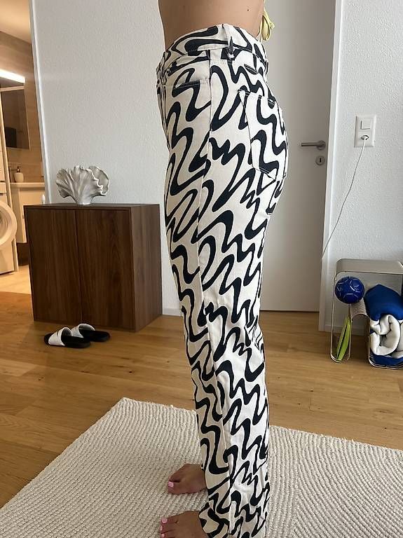 Hosen: Schwarz-weisse Stoffhose mit auffälligem Muster – Gebraucht aus Aarau von micheelehug 2