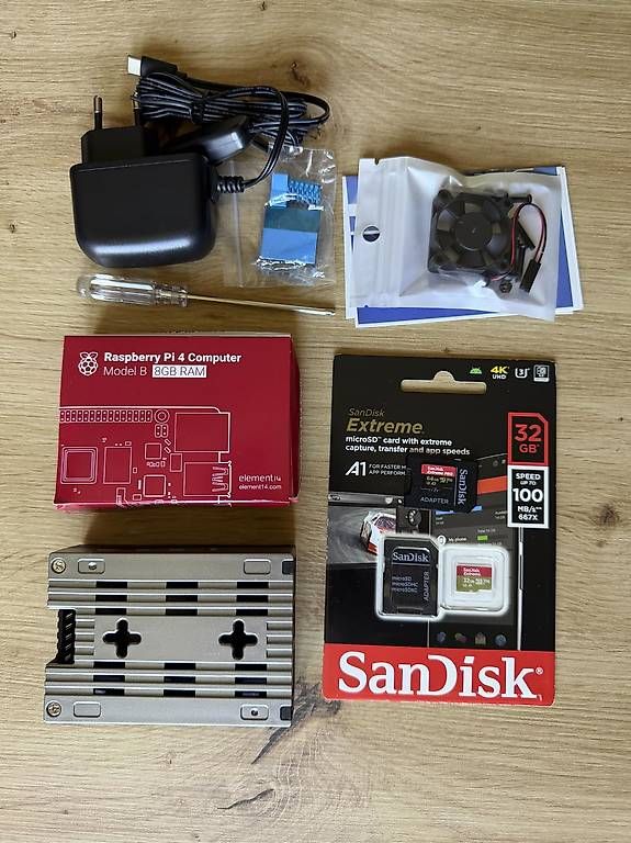 Raspberry Pi PCs: Pack Raspberry Pi 4 Model B 8GB - jamais utilisé - complet – Neuf avec emballage d'origine à Lausanne par Karkuro 1