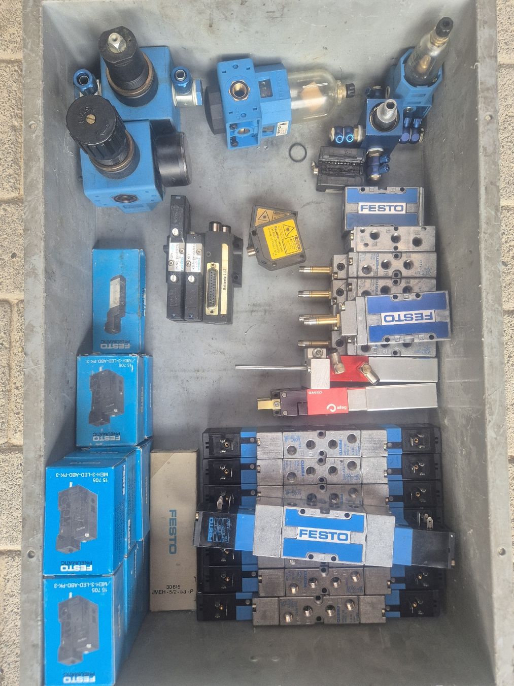 Festo Altri prodotti elettronici: Festo Pneumatik Ventile und Zylinder – Usato da Röthenbach i. E. venduto da 3538ScaniaR420