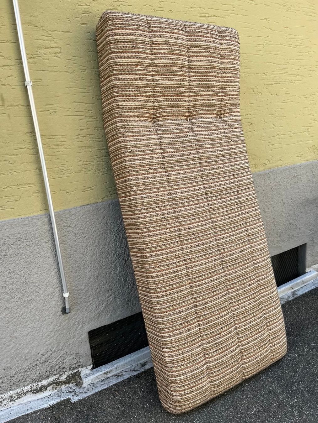 Liegen & Liegestühle: Retro vorgeformte  bequeme Sofaliege, Beige-Braun Gestreift – Gebraucht aus Zürich von gru_6hlx 1