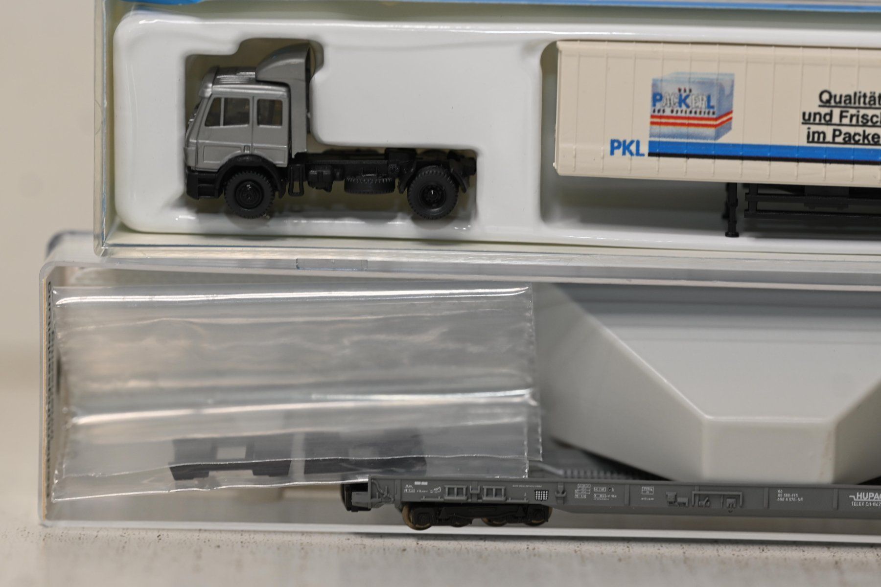 Roco Modellini di ferrovie: Hupac Güterwagen mit LKW Spur N Roco – Usato da Laupen ZH venduto da Zmoewe 1