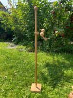 Specht an Holzstab für  Kleinkinder