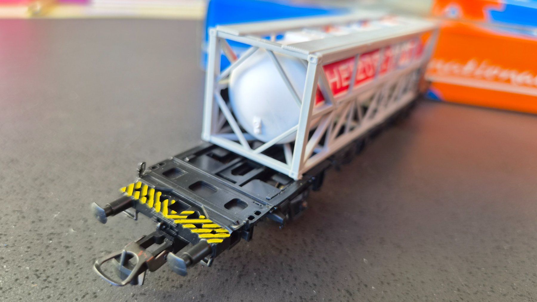 Roco Modelleisenbahnen: Roco 4321 Containerwagen mit Container Esso H0 DC OVP – Neu und originalverpackt aus Huttwil von Tgv03 3