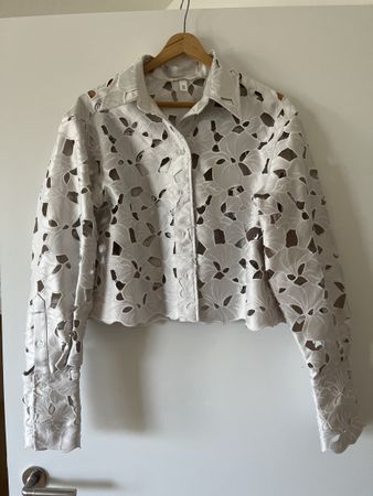 Sommer-Bluse mit floralen Cut-Outs