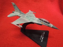 detaillierte Model einer F-16 Falcon der U.S. Navy im 1/100