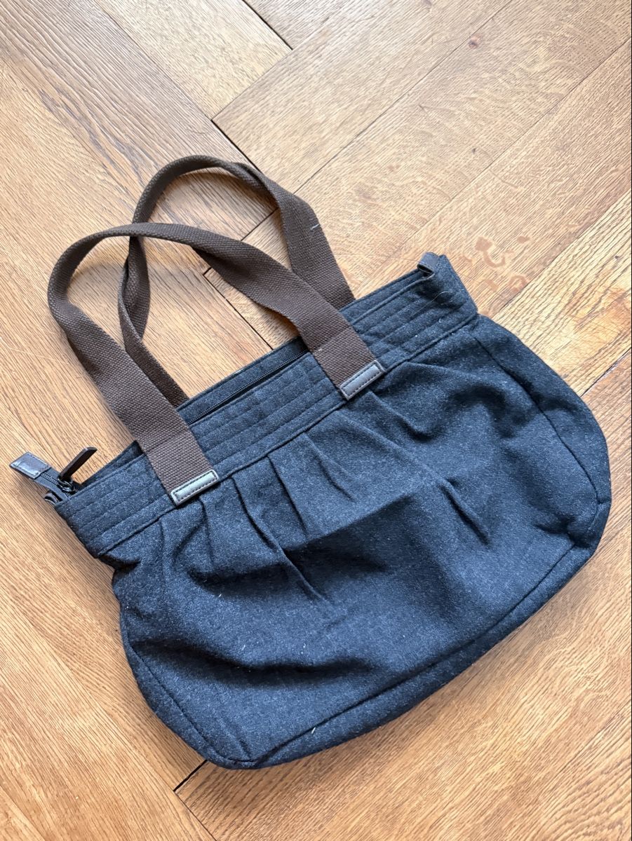 Taschen für Damen: Hübsche Stoffhandtasch dunkelgrau mit Trägern – Gebraucht aus Zürich von nakasch