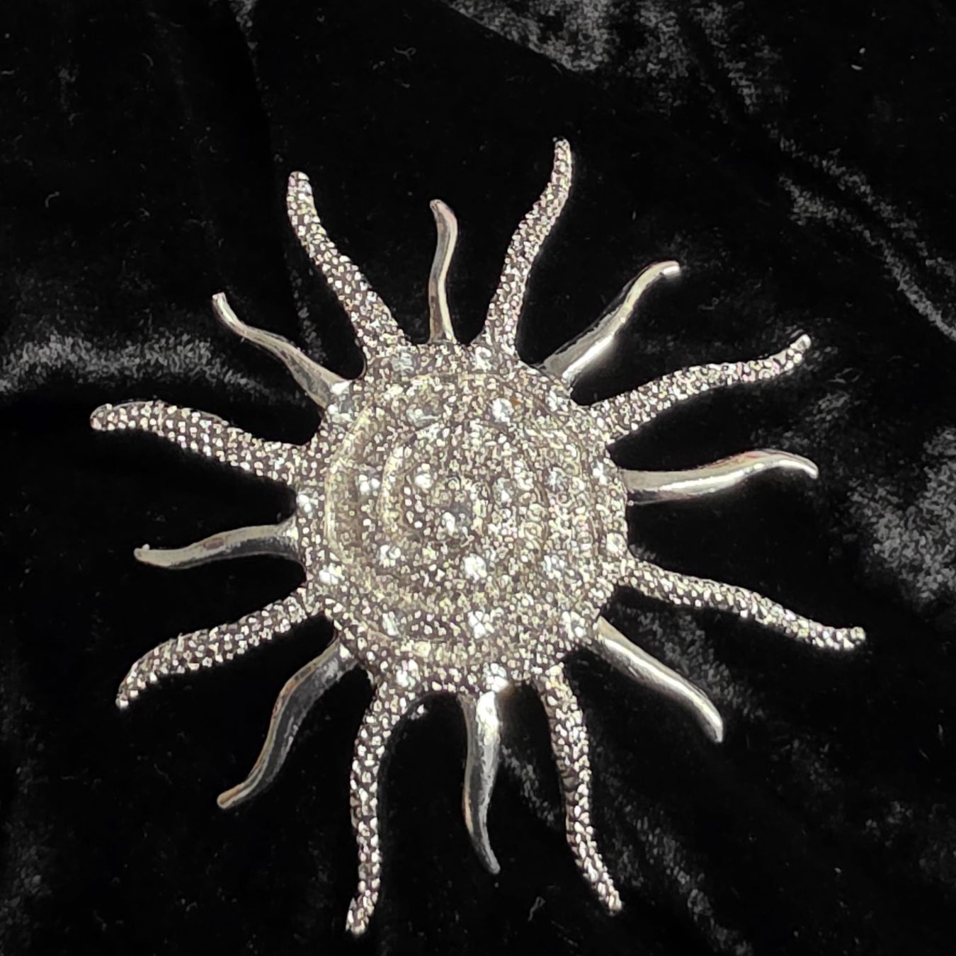 Spille & Fermagli: Silberfarbene Sonnenbrosche mit Strass - Vintage Stil – Nuovo (secondo la descrizione) da Rheinsulz venduto da Dred