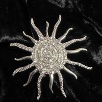 Silberfarbene Sonnenbrosche mit Strass - Vintage Stil