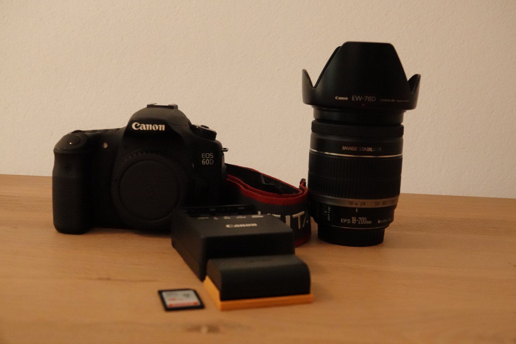 Canon Fotocamera: Canon EOS 60D mit EFS 18 - 200mm macro – Usato da Müntschemier venduto da Bluebonnet 1