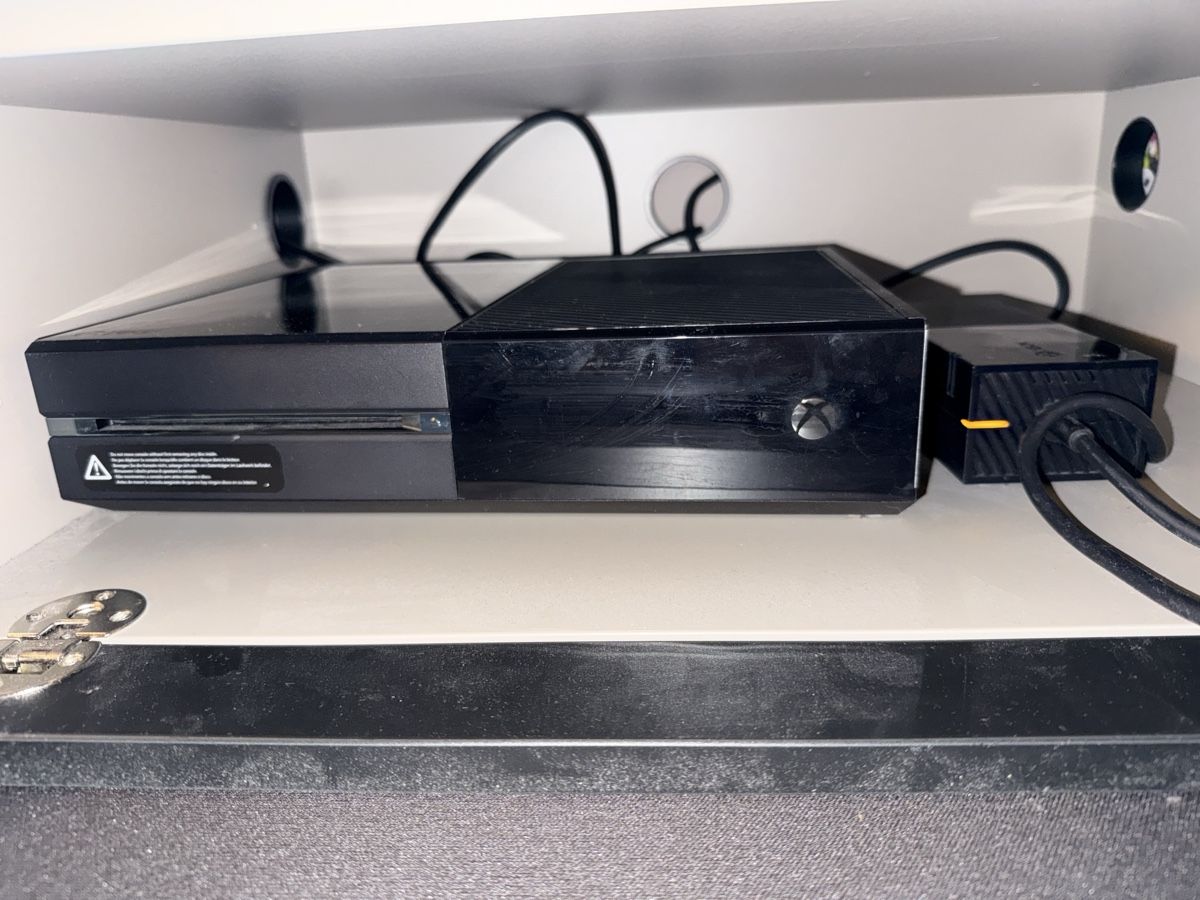 Microsoft Console: Xbox One Bundle with Games and Two Controllers! – Usato da Unterägeri venduto da Tommtes 3