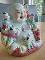 Lachender Buddha mit Kindern / Porzellan