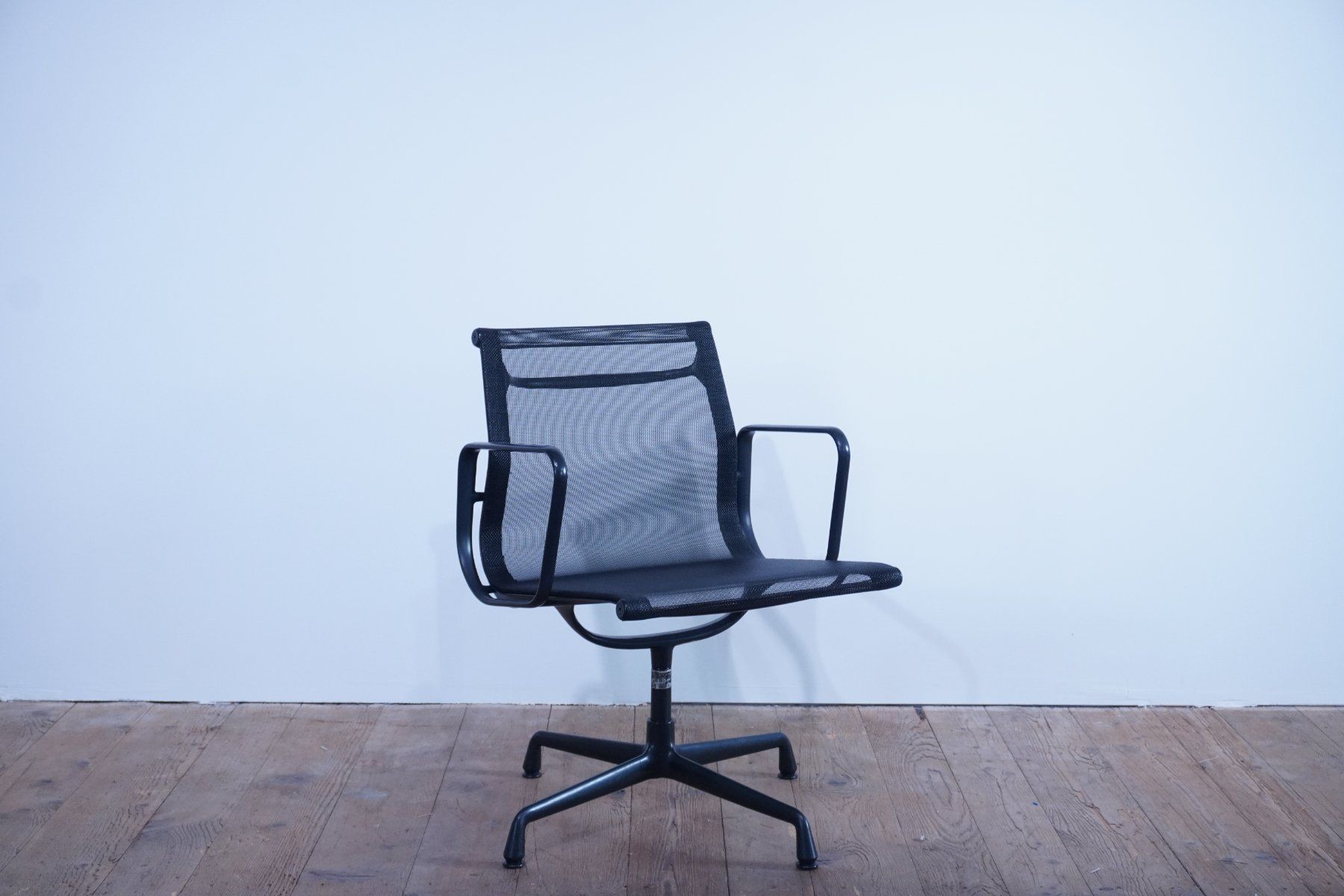 Vitra Sedie: Vitra Eames Alu Chair EA108 Netz schwarz – Usato da Bad Zurzach venduto da QLASSIQ