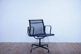 Vitra Eames Alu Chair EA108 Netz schwarz