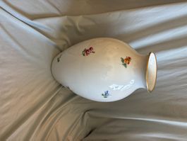 Porzellan Vase weiss Blumen Goldrand guter Zustand