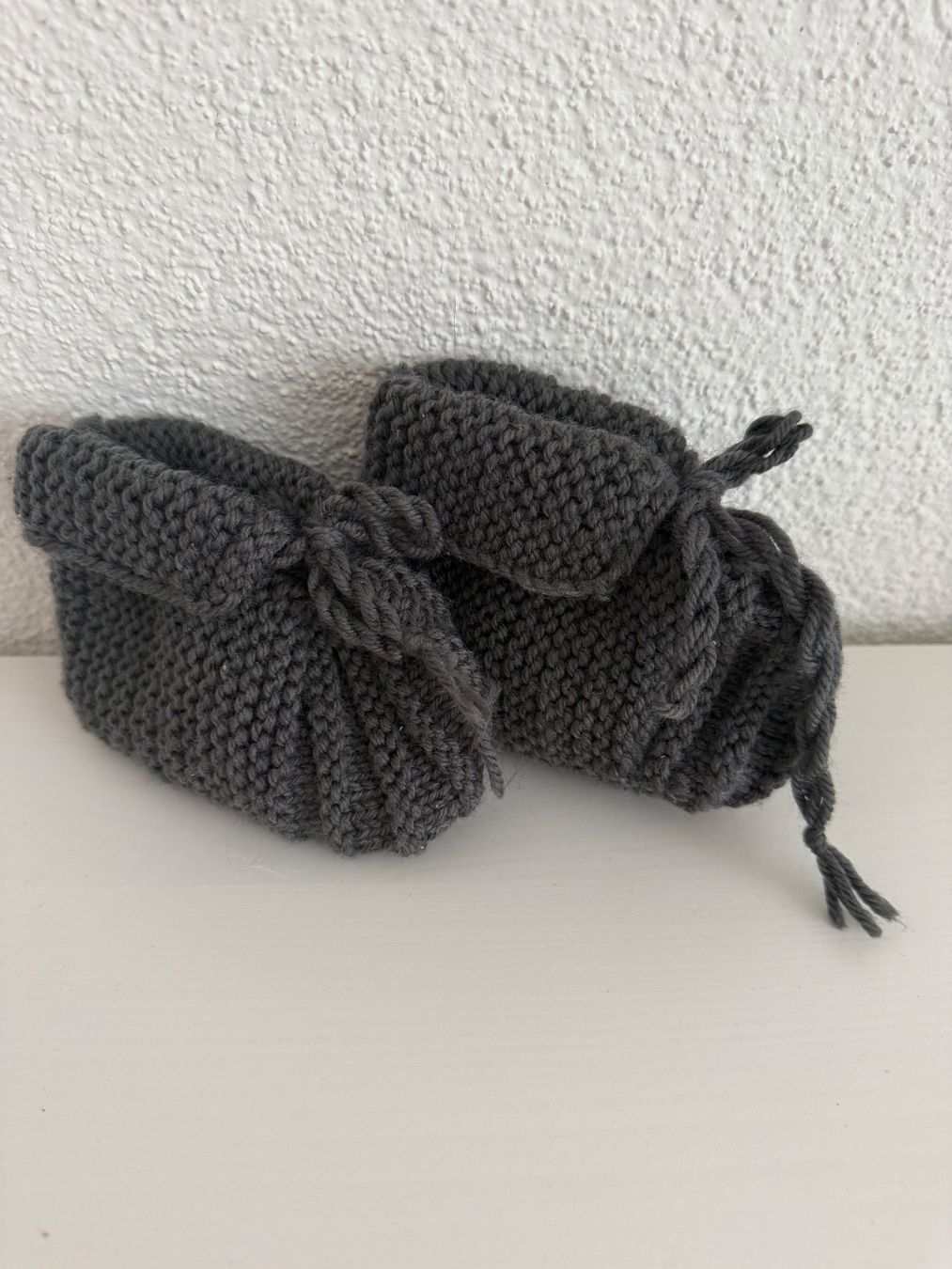 Schuhe für Jungen: Selbstgestrickte Babyschuhe – Neu und originalverpackt aus Rothrist von G.F.1997