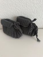 Selbstgestrickte Babyschuhe