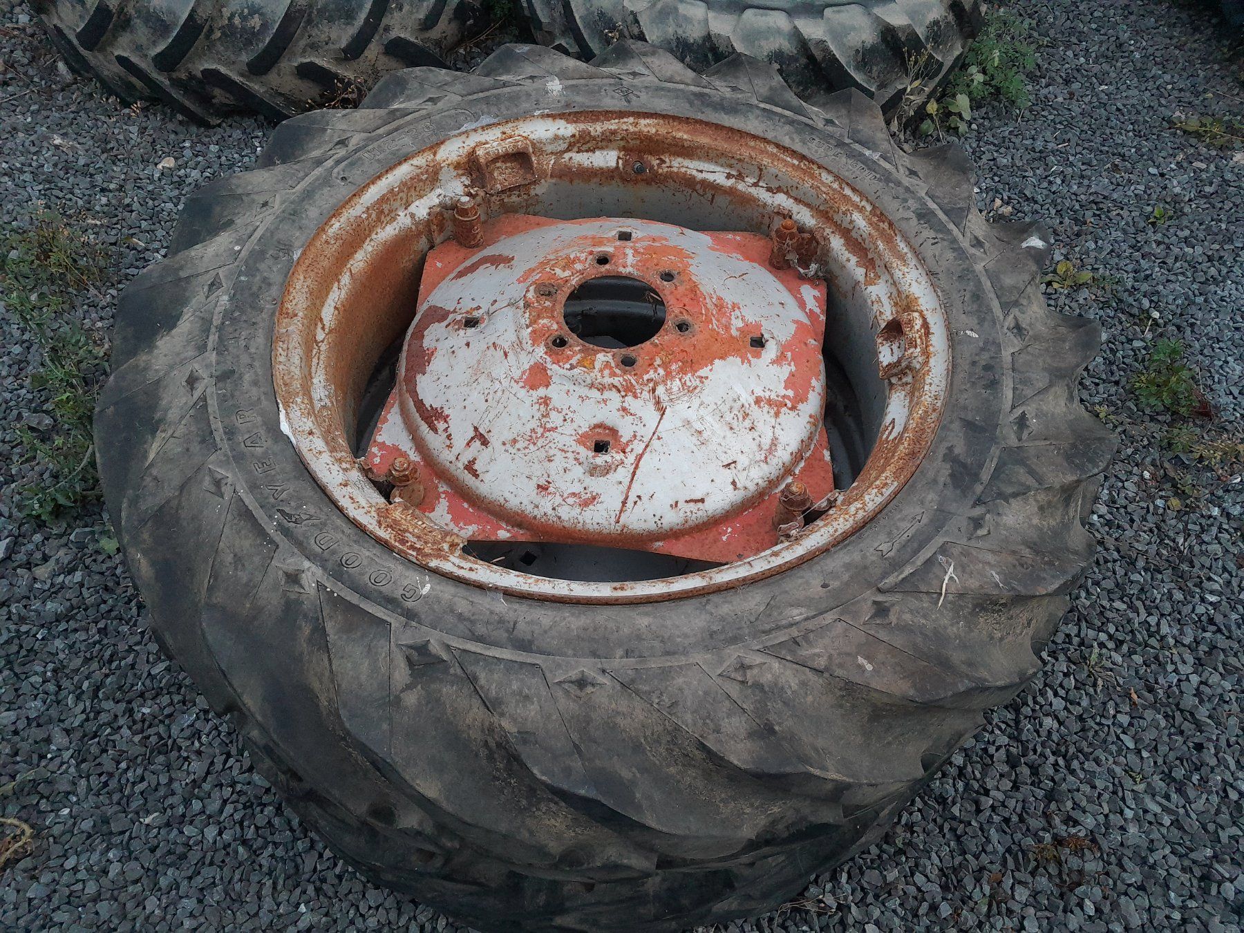 Goodyear Pneus & Kompletträder: Rad 11.2-28 – Gebraucht aus Menzingen von Staub-Landtechnik